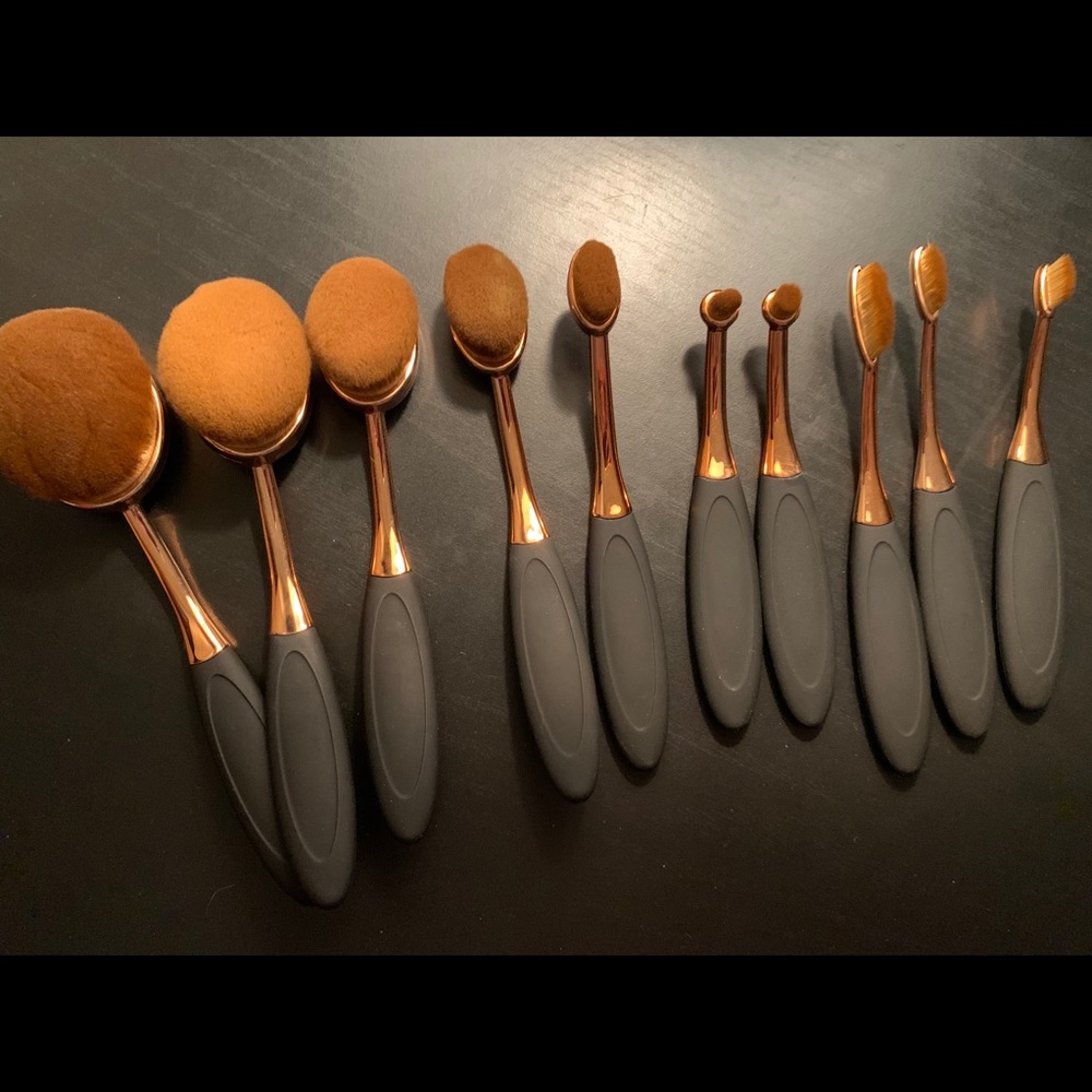 Oval makeup brush set